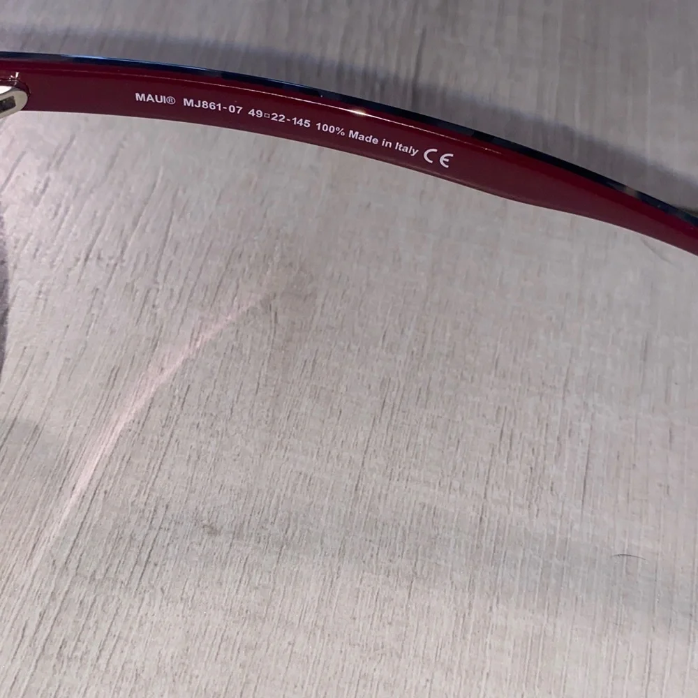 Maui Jim Upside Down Falls Burgundy - Picture 4 of 7